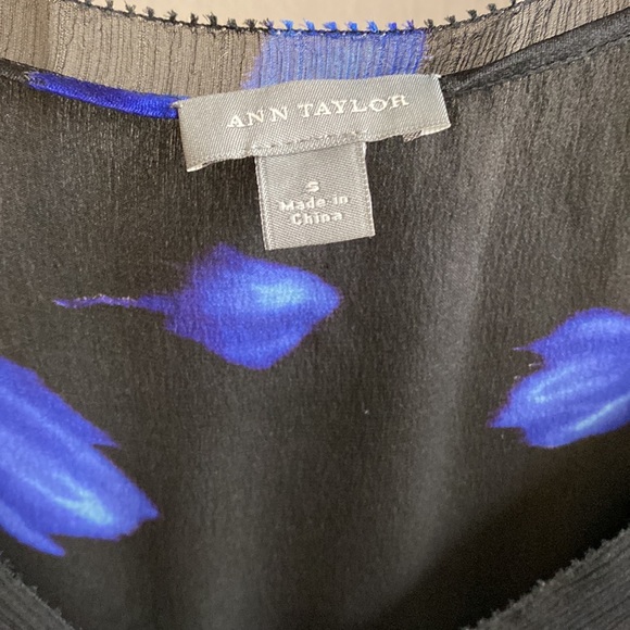 100% Beautiful Silk top by Ann Taylor size small - Picture 2 of 4
